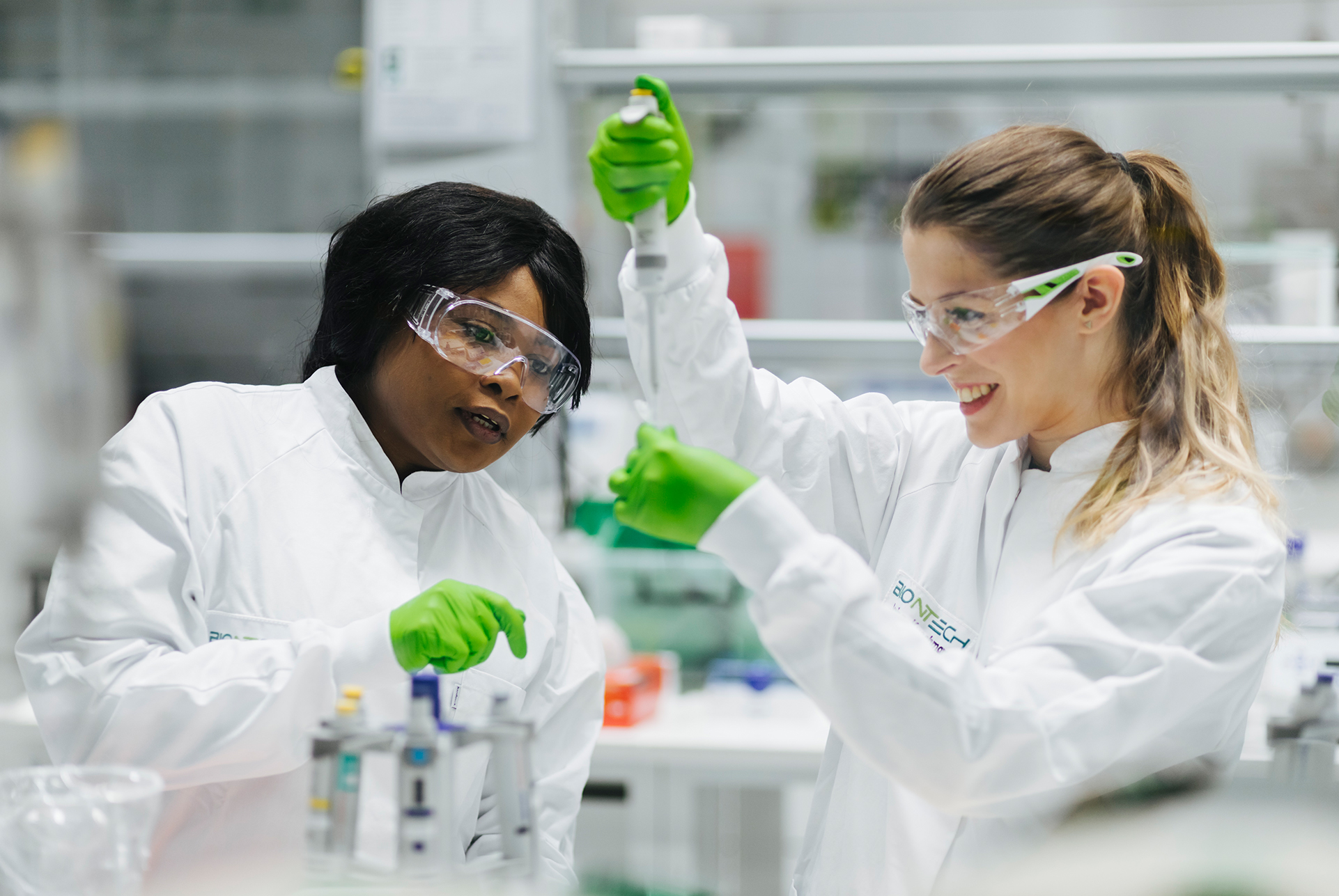 https://cdn.kscope.io/eb1b5126fa13a76e9338db07caffa773-230530_iHub-Lab-Shooting_female_scientists_working_02_sizeadjusted.jpg